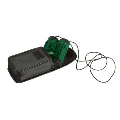 grünes Fernglas schaut halb aus der beiliegenden Tasche heraus