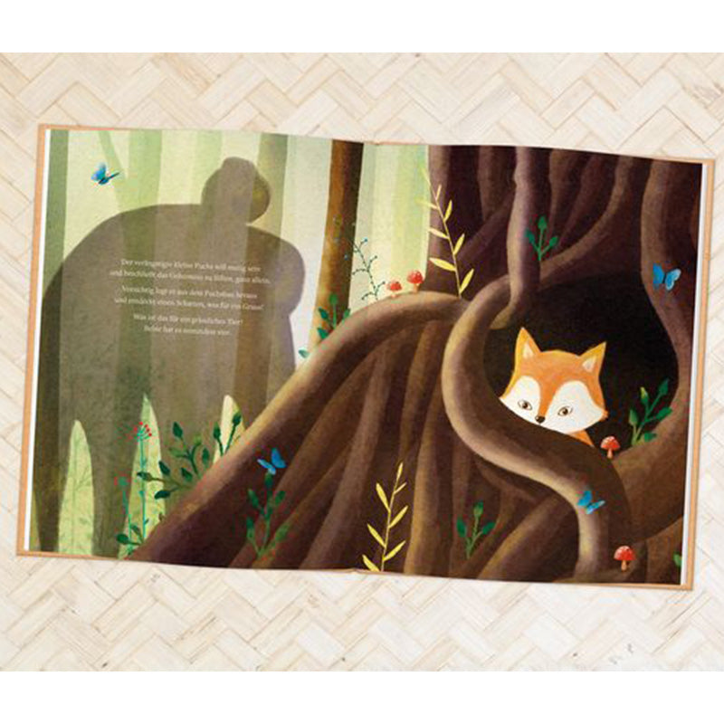 Buchseite: Ein Fuchs versteckt sich in einer Baumhöhle im Wald, eine große Schattenfigur ist im Hintergrund zu sehen.
