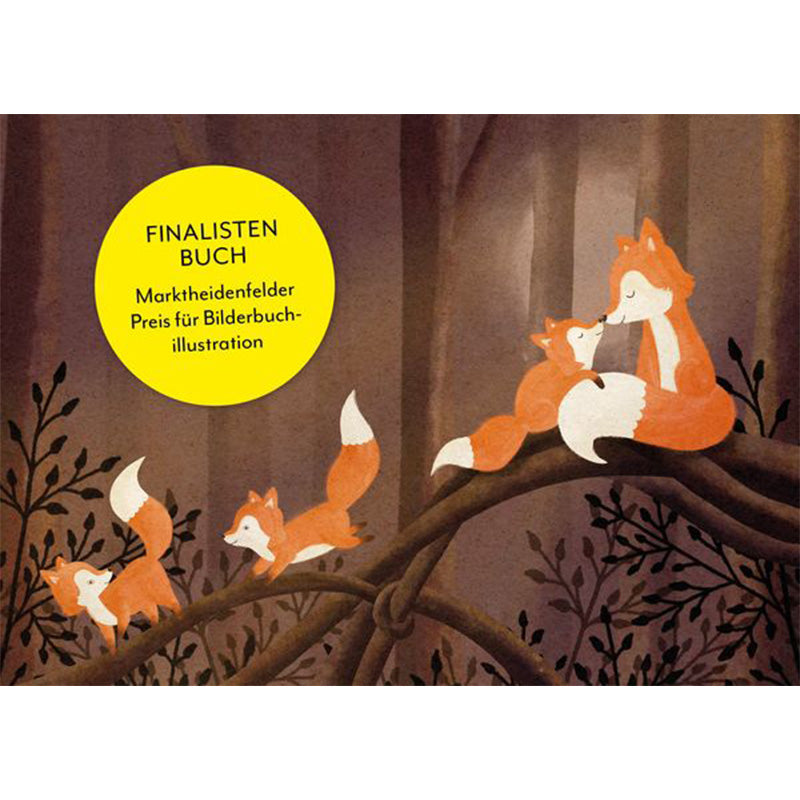 Buchrückseite: Eine Fuchsfamilie sitzt und spielt auf Baumästen in einem dunklen Wald, mit einem gelben Sticker „Finalisten Buch“.