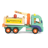 Forstlastwagen aus Holz mit Fahrer und magnetischer Aufhängung hinten