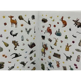 Stickerbogen mit über 100 Glitzerstickern: Tiere, magische Gegenstände, Frida selbst und viele kleine Details wie Sterne und Blätter.