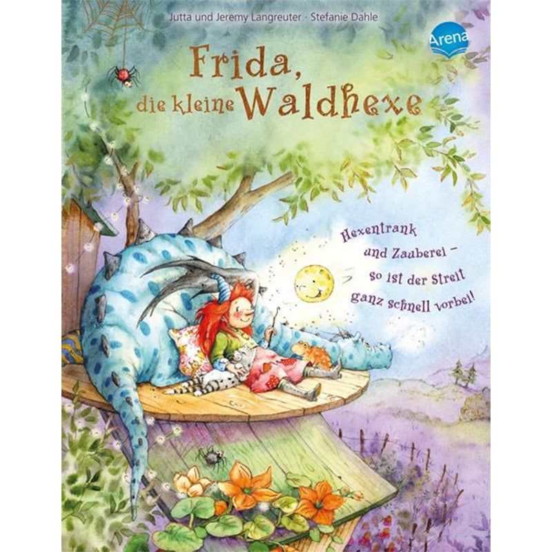 Buchcover von „Frida, die kleine Waldhexe“. Eine kleine Hexe mit rotem Haar sitzt mit einem blauen Drachen und einer Katze auf einer Baumhausplattform im Wald.