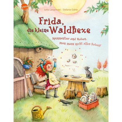 Buchcover „Frida, die kleine Waldhexe – Spinnentier und Raben, man muss nicht alles haben!“. Frida steht vor ihrem kleinen Haus, lässt Geschirr schweben, ihre Katze sitzt auf dem Tisch.