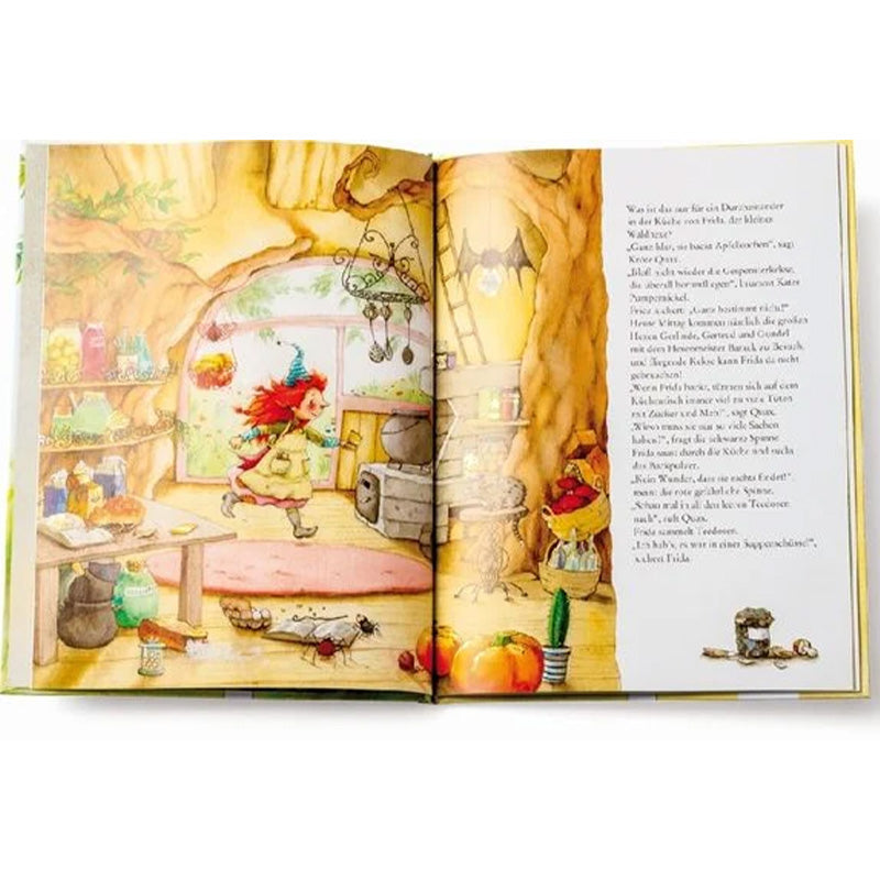 Buchseite Innenseite. Frida rennt durch ihre gemütliche Baumhausküche, viele kleine Waldtiere und Gegenstände sind zu sehen.