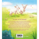 Buchrückseite: Zwei springende Lämmer auf einer grünen Wiese; Text beschreibt fröhliche Ostergeschichten mit Hennen, Schafen und dem Osterhasen.