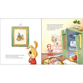 Buchseite: Der Osterhase steht nachdenklich vor einem Bild von sich selbst, während er seinen Koffer für den Urlaub packt. Im Text überlegt er, dass die Eier trotzdem bemalt und versteckt werden müssen – also braucht er einen Stellvertreter.