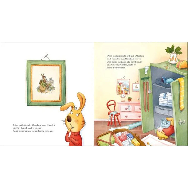 Buchseite: Der Osterhase steht nachdenklich vor einem Bild von sich selbst, während er seinen Koffer für den Urlaub packt. Im Text überlegt er, dass die Eier trotzdem bemalt und versteckt werden müssen – also braucht er einen Stellvertreter.