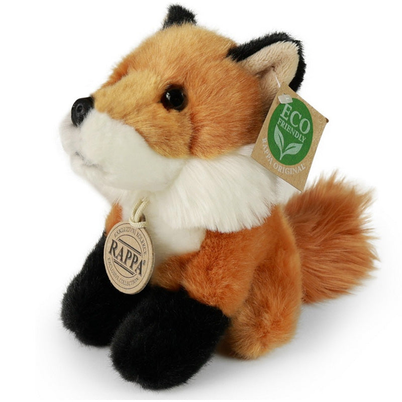 Ein Plüschfuchs sitzt aufrecht, mit braunem Fell, weißem Hals und schwarzer Schnauze sowie schwarzen Pfoten. Ein „Eco Friendly“-Etikett hängt am Ohr.