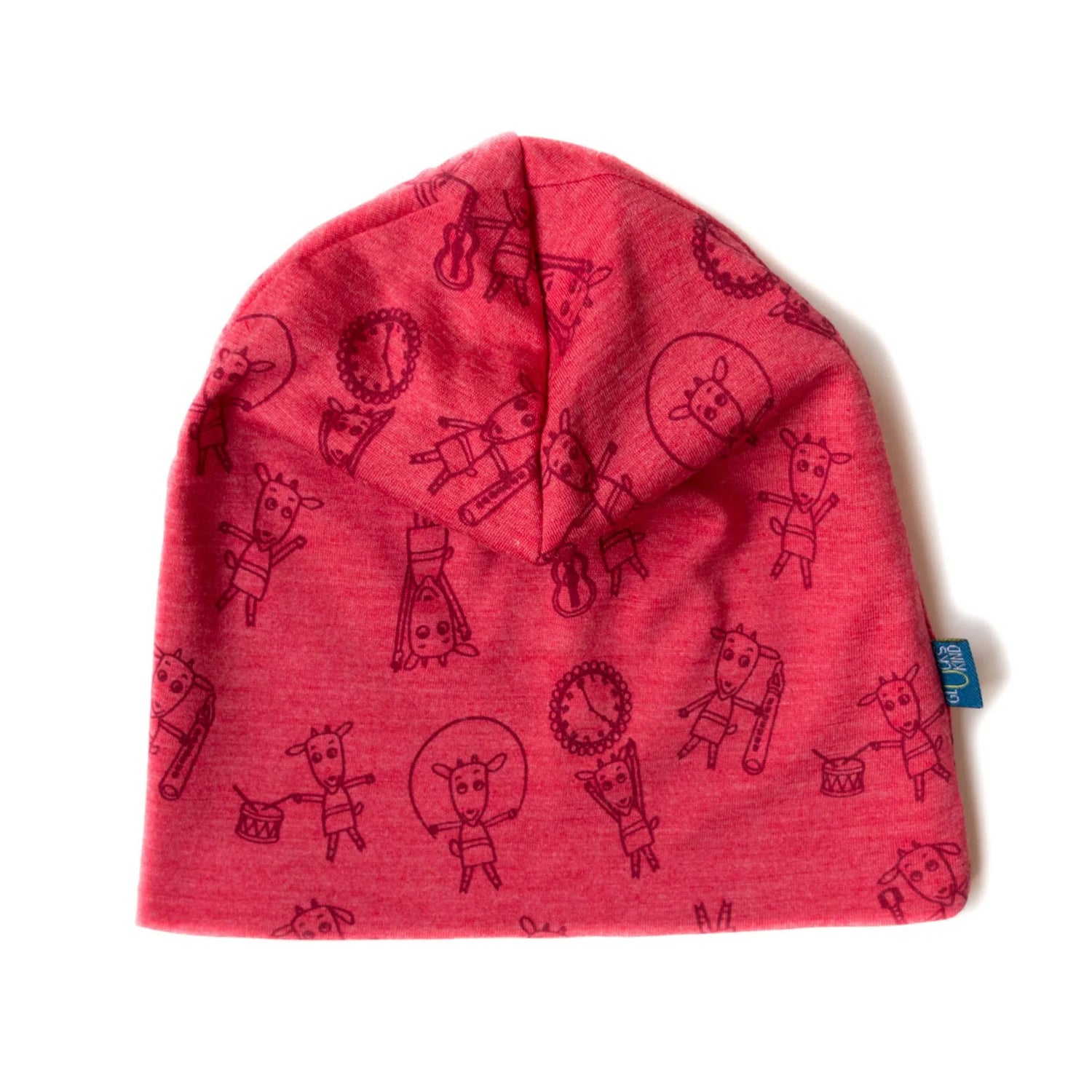 Himbeerfarbene Kinderhaube aus Merinowolle und Seide mit liebevollem Geißlein-Motiv, weich und nachhaltig gefertigt, auf weißem Hintergrund.