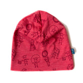 Himbeerfarbene Kinderhaube aus Merinowolle und Seide mit liebevollem Geißlein-Motiv, weich und nachhaltig gefertigt, auf weißem Hintergrund.