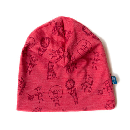 Himbeerfarbene Kinderhaube aus Merinowolle und Seide mit liebevollem Geißlein-Motiv, weich und nachhaltig gefertigt, auf weißem Hintergrund.