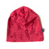 Himbeerfarbene Kinderhaube aus Merinowolle und Seide mit liebevollem Geißlein-Motiv, weich und nachhaltig gefertigt, auf weißem Hintergrund.