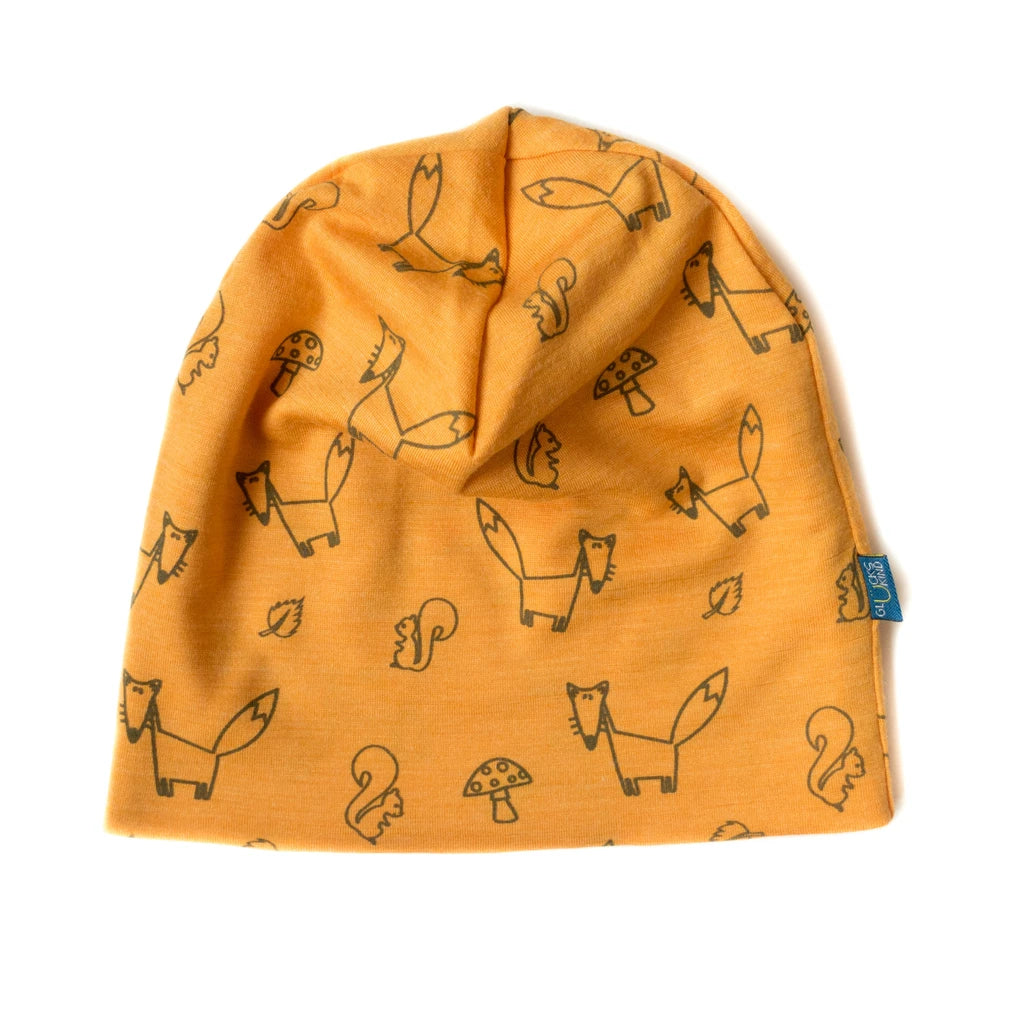 Sonnengelbe Kinderhaube aus Merinowolle und Seide mit fröhlichem Fuchs-Motiv, atmungsaktiv und nachhaltig, fotografiert auf weißem Hintergrund.