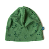 Waldgrüne Kinderhaube aus Merinowolle und Seide mit verspieltem Fuchs-Motiv, weich, temperaturausgleichend und nachhaltig gefertigt, auf weißem Hintergrund