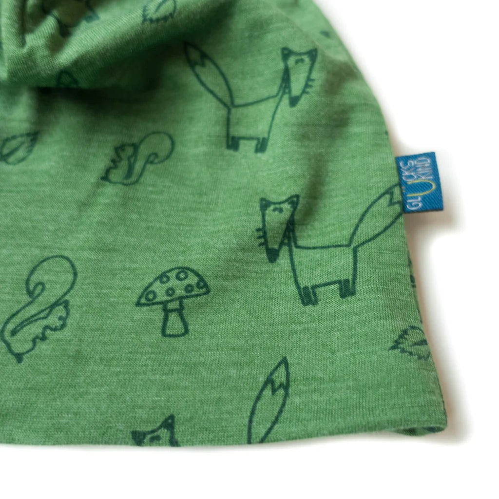 Detailansicht einer Waldgrünen Kinderhaube aus Merinowolle und Seide mit verspieltem Fuchs-Motiv, weich, temperaturausgleichend