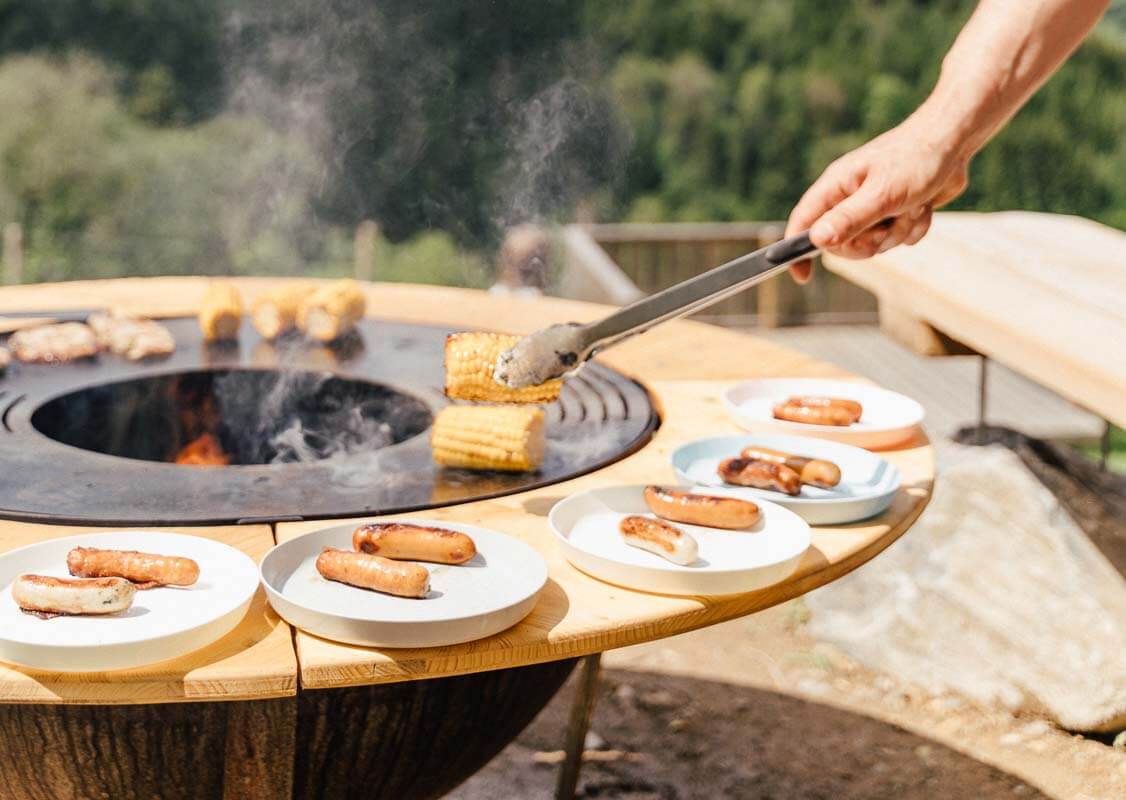 Griller mit Mais und Würstel_Waldpark Hochreiter