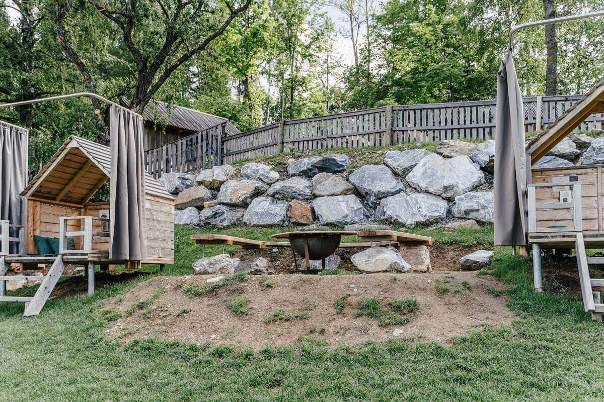 Grillstelle zwischen Picknickhütten