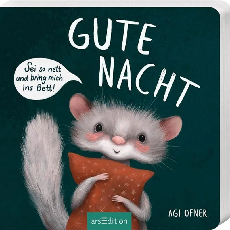 Buchcover „Gute Nacht“ von Agi Ofner (arsEdition). Ein niedlicher kleiner Siebenschläfer hält ein orangerotes Kissen im Arm und schaut mit müden Augen aus dem Bild. In einer Sprechblase steht: „Sei so nett und bring mich ins Bett!“ – ein liebevolles Einschlafbuch für Kleinkinder.