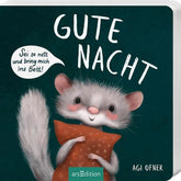 Buchcover „Gute Nacht“ von Agi Ofner (arsEdition). Ein niedlicher kleiner Siebenschläfer hält ein orangerotes Kissen im Arm und schaut mit müden Augen aus dem Bild. In einer Sprechblase steht: „Sei so nett und bring mich ins Bett!“ – ein liebevolles Einschlafbuch für Kleinkinder.