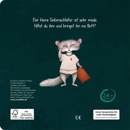 Rückseite des Buches. Der Siebenschläfer steht im Schlafanzug mit Mondsymbol, reibt sich müde die Augen und hält sein Kissen. Der Text fragt: „Der kleine Siebenschläfer ist sehr müde. Hilfst du ihm und bringst ihn ins Bett?“
