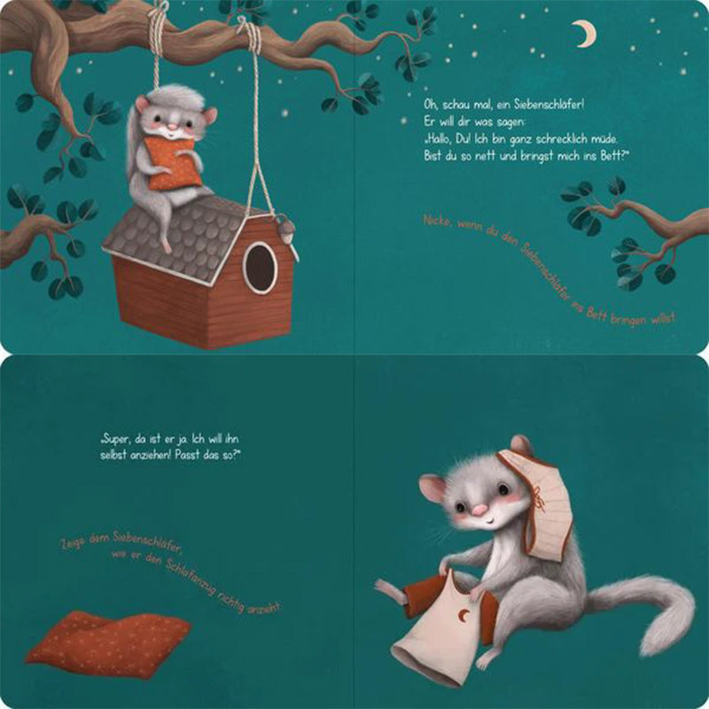 Eine interaktive Doppelseite. Der kleine Siebenschläfer sitzt auf einem Vogelhaus und bittet: „Bist du so nett und bringst mich ins Bett?“ Kinder werden aufgefordert, mitzumachen – etwa zu nicken oder ihm beim Anziehen zu helfen. Auf der rechten Seite zieht der Siebenschläfer gerade sein Schlafhemd an.
