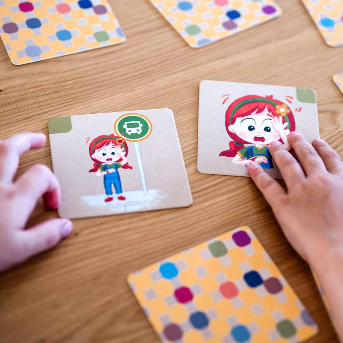 Emotionen Memokarte mit Kinderhand von oben