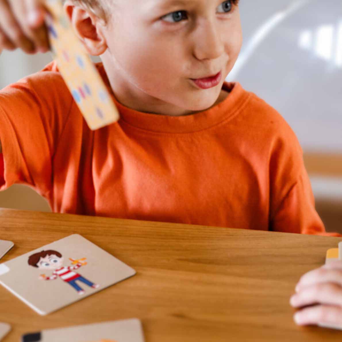 Kind beim Spielen mit dem Emotionen Memospiel