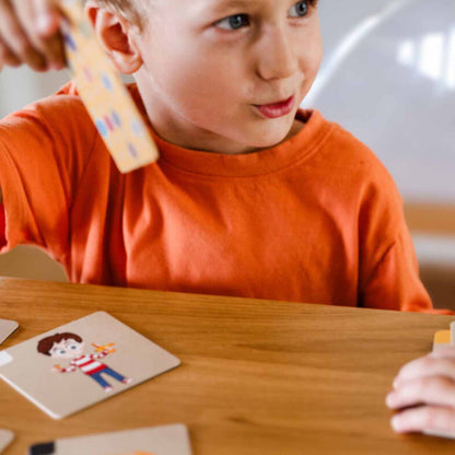Kind beim Spielen mit dem Emotionen Memospiel