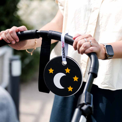 Kontrastkarten mit praktischer Schleife, um sie am Kinderwagen zu fixieren