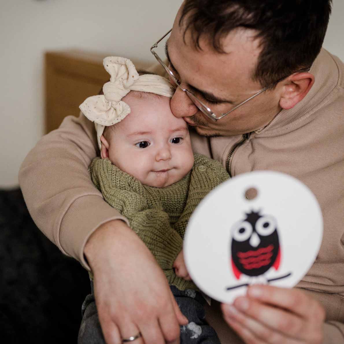 Gemeinsames Kuscheln und Lernen mit den Kontrastkarten für Babys ab 3 Monaten