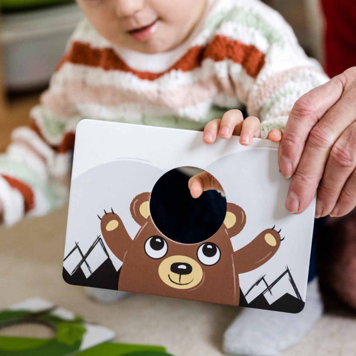 Lustiges Teilesuchen mit den Puzzle Karten für Kleinkinder