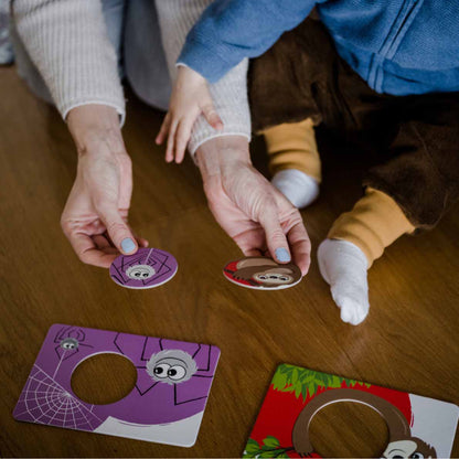 erwachsener und Kind suchen nach den passenden PuzzleKarten Teilen