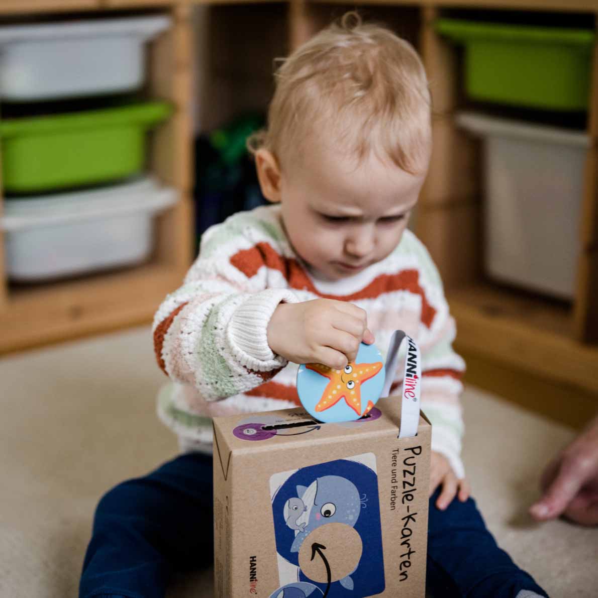Verpackung mit Seitenschlitz, damit die Puzzle Karten Stück für Stück versteckt werden können