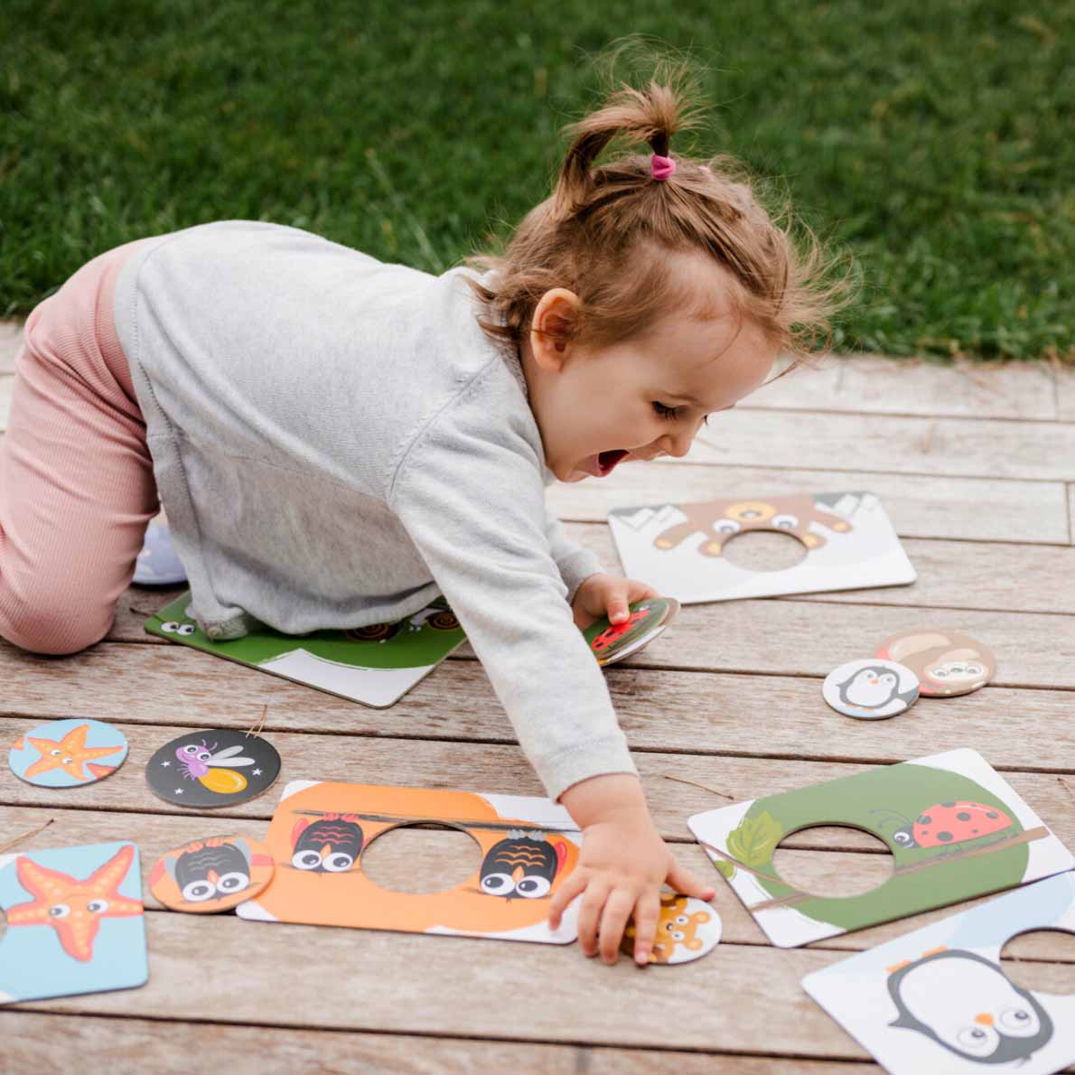 Kind spiel am Boden mit den Puzzle Karten