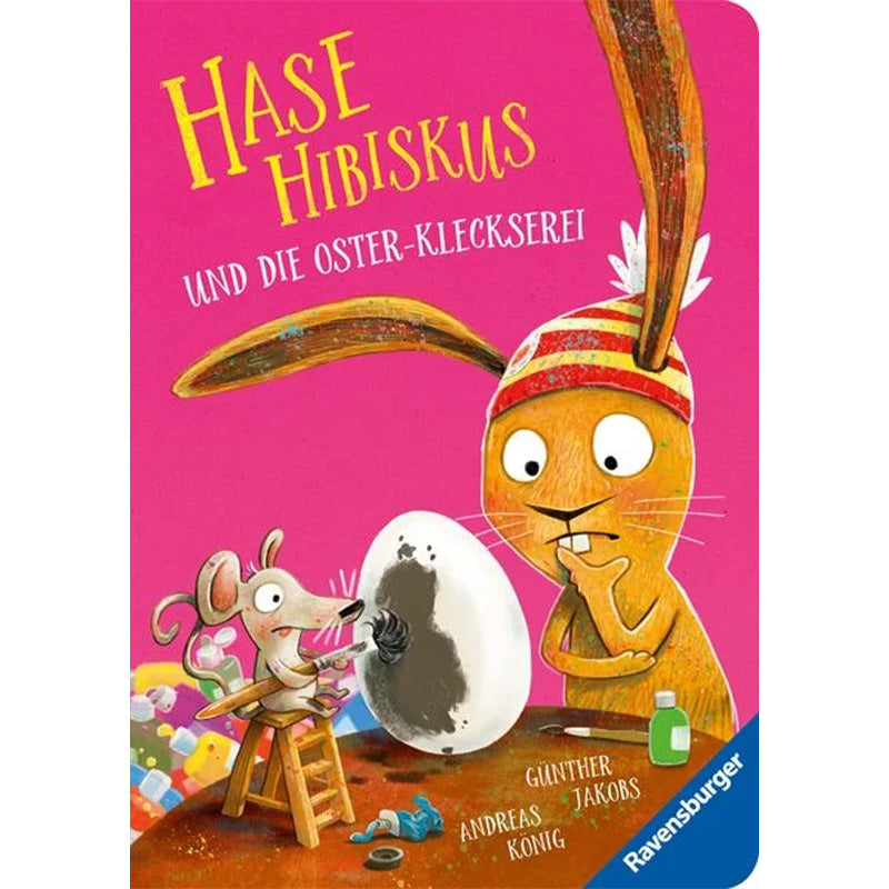 Buchcover: Titel „Hase Hibiskus und die Oster-Kleckserei“, zeigt Hase Hibiskus mit Mütze und die Maus Maxi, die ein großes Ei mit schwarzer Farbe bemalt.