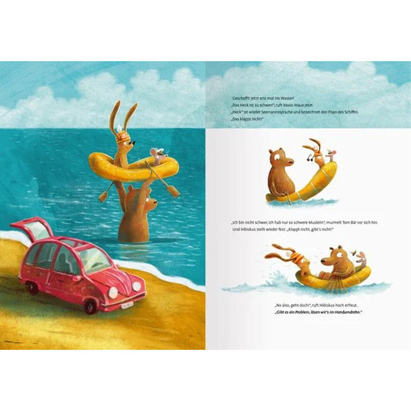 Buchseite mit Szene am Strand. Der Hase und die Maus sitzen in einem Schlauchboot auf dem Bär im Wasser, daneben steht ein rotes Auto im Sand.
