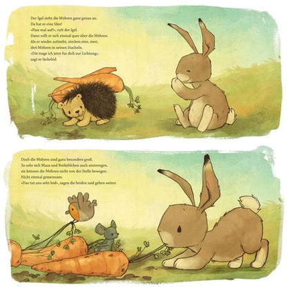Buchseite. Der Igel rollt über die Möhren, sodass zwei in seinem Stachel stecken. Der Hase sitzt lachend daneben.