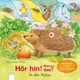 Buchcover von „Hör hin! Was ist das? In der Natur“. Ein Igel steht im Gras neben einem angebissenen Apfel, im Hintergrund Pflanzen und kleine Tiere.