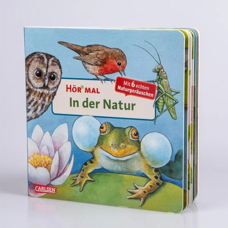 Kinderbuch „Hör mal – In der Natur“ vom Carlsen Verlag. Auf dem Cover sind eine Eule, ein Rotkehlchen, ein Grashüpfer, eine Seerose und ein Frosch mit Schallblasen zu sehen. Hinweis: „Mit 6 echten Naturgeräuschen“.
