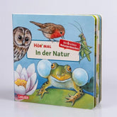 Kinderbuch „Hör mal – In der Natur“ vom Carlsen Verlag. Auf dem Cover sind eine Eule, ein Rotkehlchen, ein Grashüpfer, eine Seerose und ein Frosch mit Schallblasen zu sehen. Hinweis: „Mit 6 echten Naturgeräuschen“.
