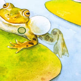 Illustration eines Frosches auf einem Seerosenblatt. Der Frosch hat Schallblasen an den Wangen, die anzeigen, dass er quakt. Auf dem Körper ist ein kleiner grüner Punkt markiert.
