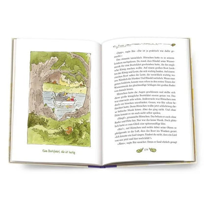 Aufgeschlagenes Kinderbuch Hörnchen &amp; Bär – Eine Flussfahrt und andere spritzige Geschichten. Links eine farbige Illustration mit Boot auf dem Wasser, rechts Textseite mit Erzählung