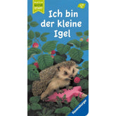 Illustration eines Igels auf einem rosa Blatt, umgeben von grünen Blättern und roten Beeren, Buchcover mit der Aufschrift Ich bin der kleine Igel Ravensburger ab 18 M Mein Natur Start
