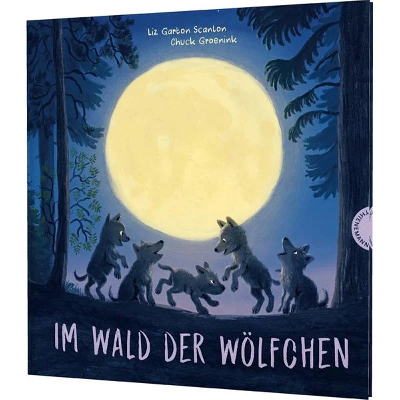 Buchcover des Bilderbuchs „Im Wald der Wölfchen“ von Liz Garton Scanlon und Chuck Groenink. Fünf Wolfswelpen tanzen fröhlich im Mondlicht vor einem riesigen, gelb leuchtenden Vollmond, umgeben von dunklen Bäumen.