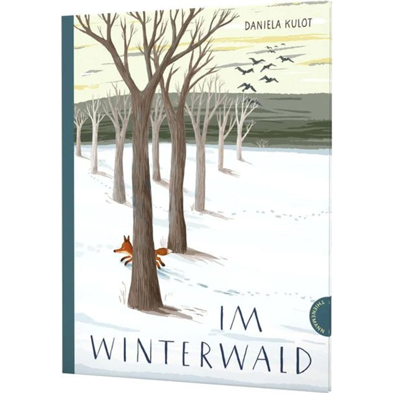 Buchcover: Titel „Im Winterwald“ – zeigt einen Fuchs, der durch einen verschneiten Wald mit kahlen Bäumen läuft, während Vögel am Himmel fliegen.