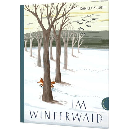 Buchcover: Titel „Im Winterwald“ – zeigt einen Fuchs, der durch einen verschneiten Wald mit kahlen Bäumen läuft, während Vögel am Himmel fliegen.
