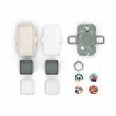 Einzelteile der MonBento Tresor Waschbär Jausenbox – Deckel, Innenschalen und Verschluss im Überblick.