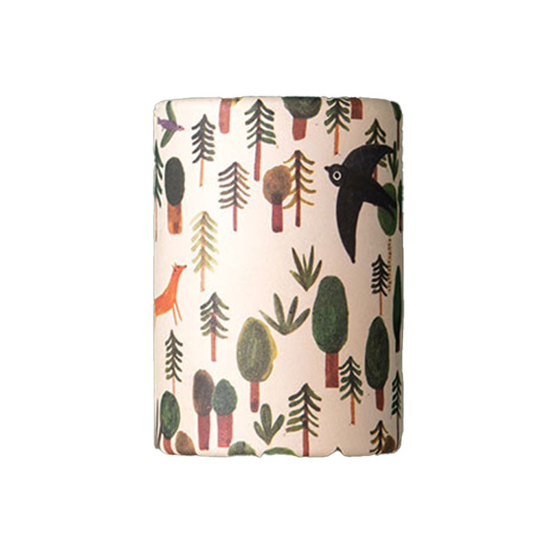 Ein einzelnes Kaleidoskop auf weißem Hintergrund, ebenfalls mit Waldmotiven (Bäume, Vogel, Fuchs).