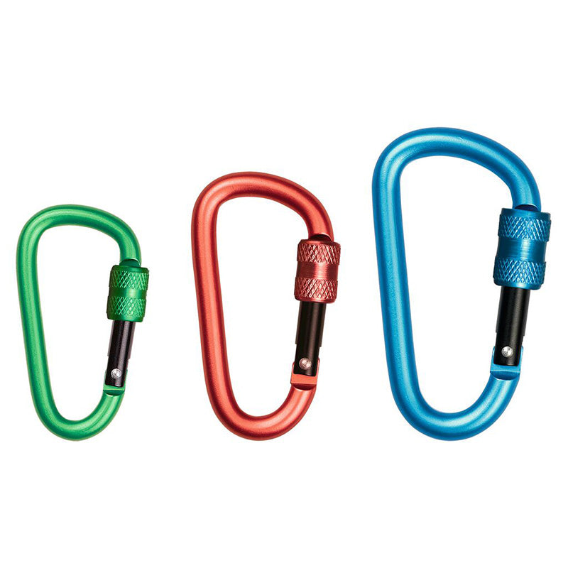 Drei Karabiner in verschiedenen Größen und Farben (grün, rot, blau) nebeneinander.