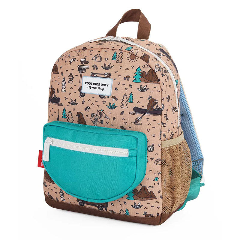 Kinder-Rucksack in Beige mit grünem Frontfach und Campingmotiven wie Bären, Zelten und Bäumen.